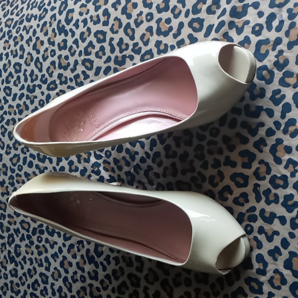 Shoes of Vinci Camuto they're in really good condition and the color is baige.